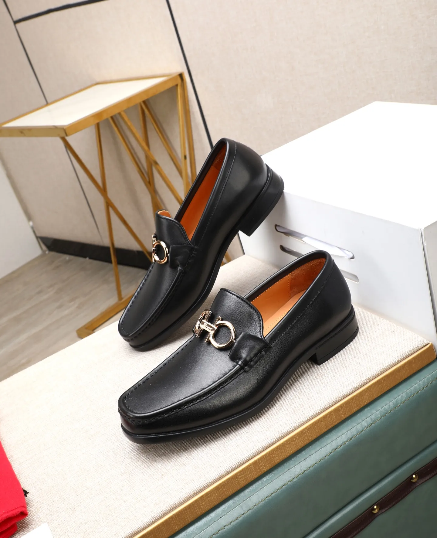 Men's clothing and shoes 💰700📛📛High-end goods! Salvatore Ferragamo is the world's top luxury footwear brand. It comes from Italy, the kingdom of fashion. It is famous all over the world for its traditional handmade design and novel styles... 🚶🏻🚶🏻 Top-quality suit shoes are sold simultaneously at the counter. This style is purely handmade. The fabric is imported Italian calfskin➕soft water-dyed cowhide lining. Specially available with original deep rubber outsole🌀🌀Size: 38➖44